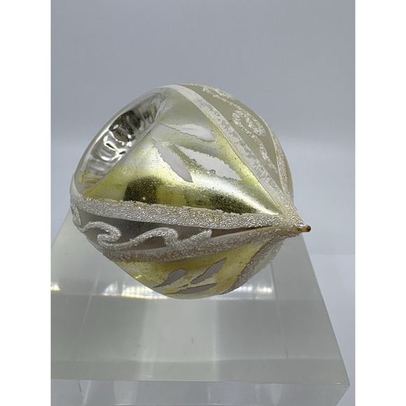 Vintage 4" Glass INDENTED Lt. White RED Swirl Christmas tree ornament - Picture 4 of 7